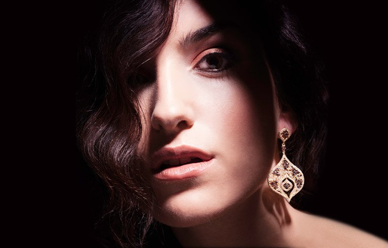 Fotografía de joyeria con modelo