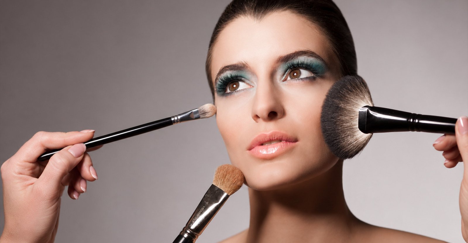 fotografia maquillaje modelo con brochas