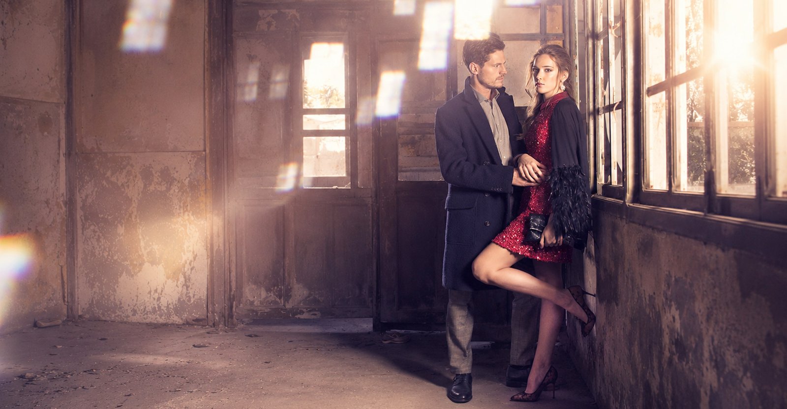 fotografia moda hombre y mujer en edificio abandonado