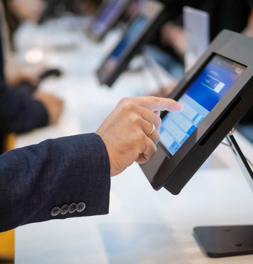 Pantalla táctil en la entreada de un evento de empresa