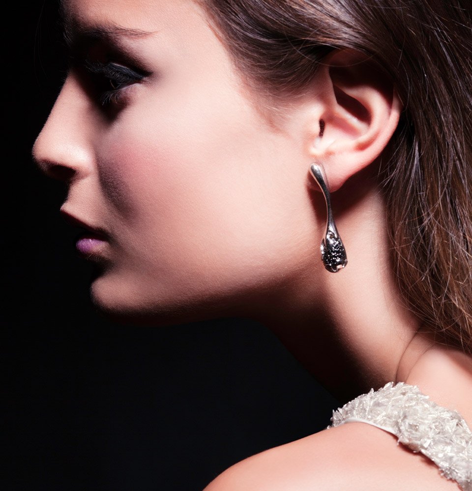 fotografia de joyeria de pendientes con modelo